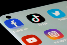 Tràn lan quảng cáo độc hại triệu view trên Facebook, TikTok