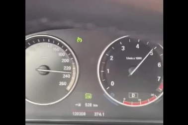 Xem clip quay từ bên trong chiếc BMW phóng 223km/h