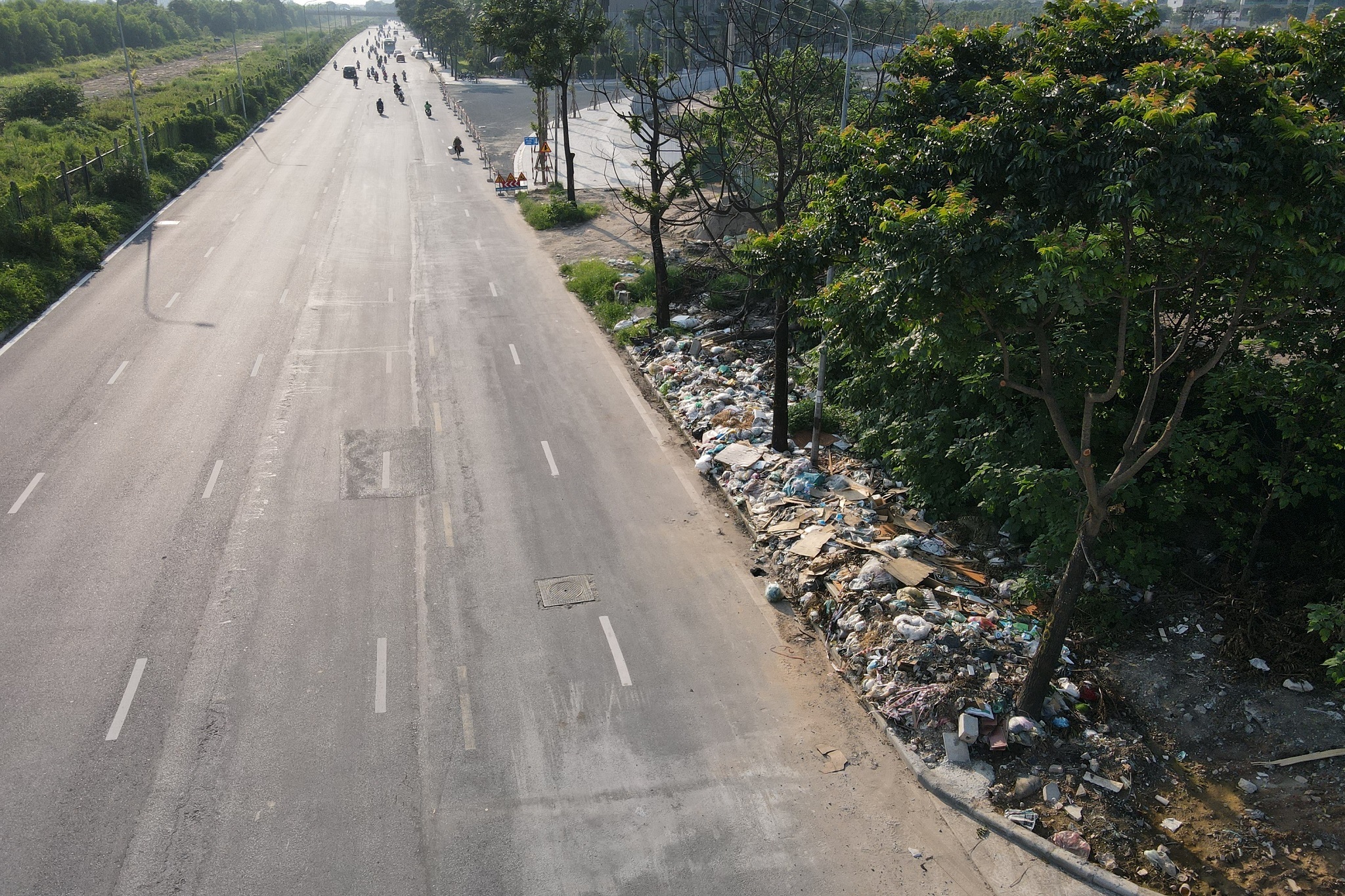 Hà Nội: Rác thải tràn lan trên đại lộ 7.500 tỷ đồng - 1