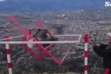 Vòng quay mạo hiểm bất ngờ đổ sập, du khách bị hất văng xuống vách núi