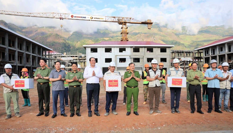 AMACCAO cùng lực lượng Công an vượt núi rừng hiểm trở, dựng 10 trường nơi biên giới - 6
