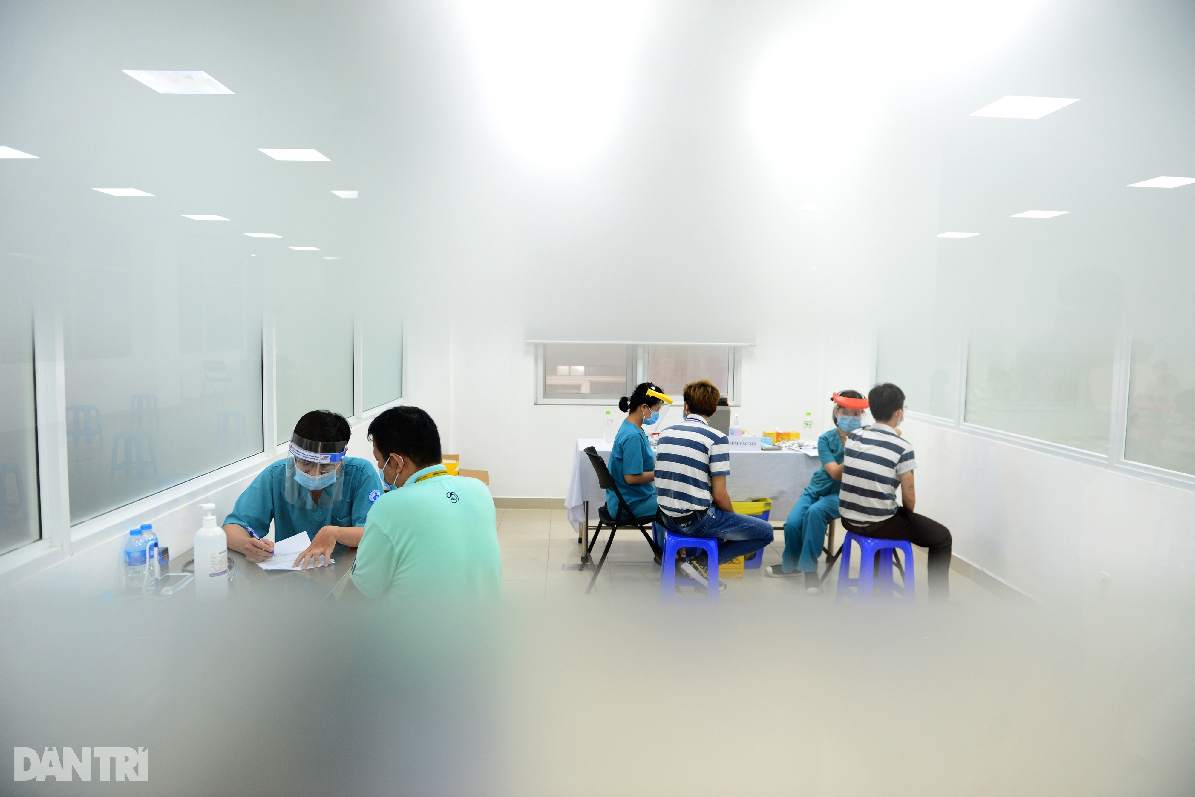 TPHCM tập hợp hàng trăm y, bác sĩ tiêm vắc xin cho 5.000 người lao động - 10