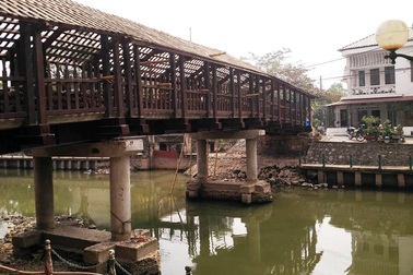 Trùng tu cầu ngói hơn 100 tuổi ở Ninh Bình