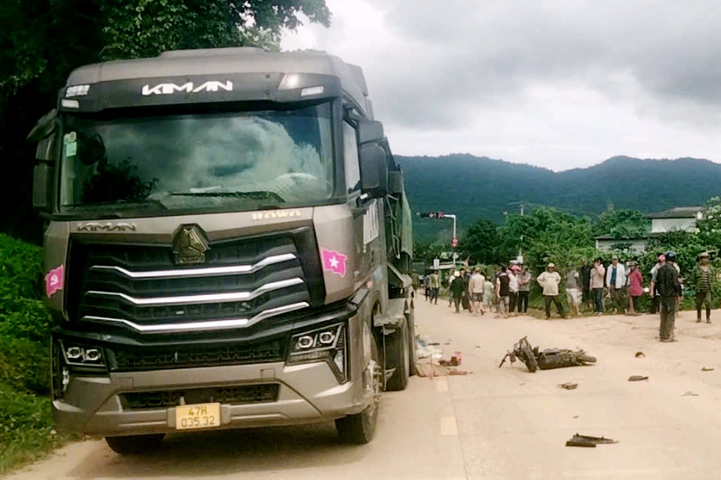 Vụ 4 cháu nhỏ thương vong khi va chạm với ô tô đầu kéo: Xe đạp điện kẹp 5 - 2 Vụ 4 cháu nhỏ thương vong khi va chạm với ô tô đầu kéo: Xe đạp điện kẹp 5 - 2