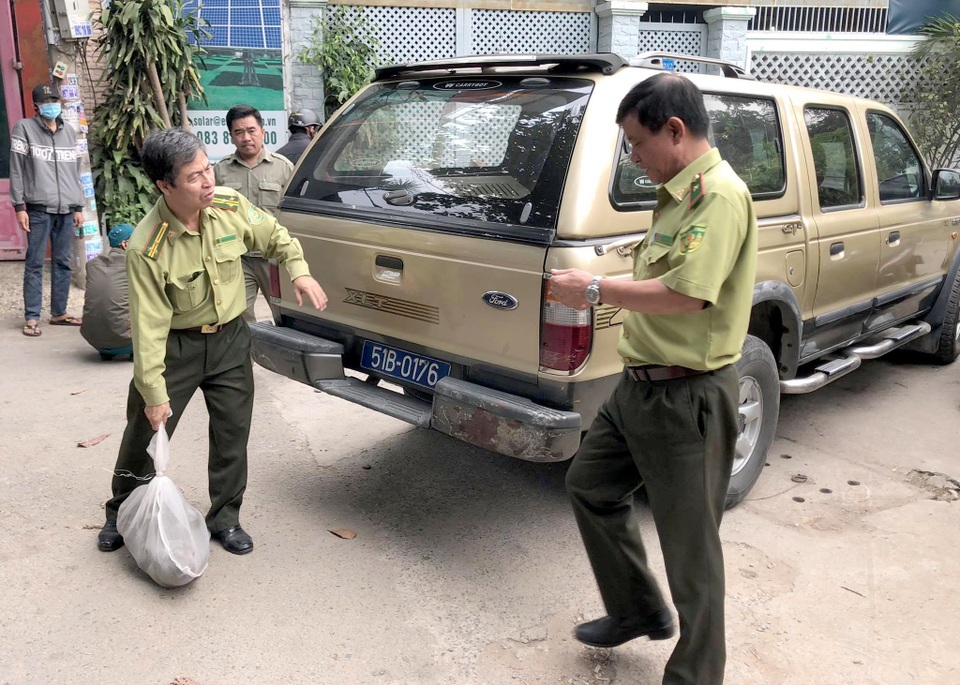 Kiểm lâm thổi ống tiêu chứa thuốc mê bắt đàn khỉ quậy phá ở Sài Gòn - 2 Kiểm lâm thổi ống tiêu chứa thuốc mê bắt đàn khỉ quậy phá ở Sài Gòn - 2