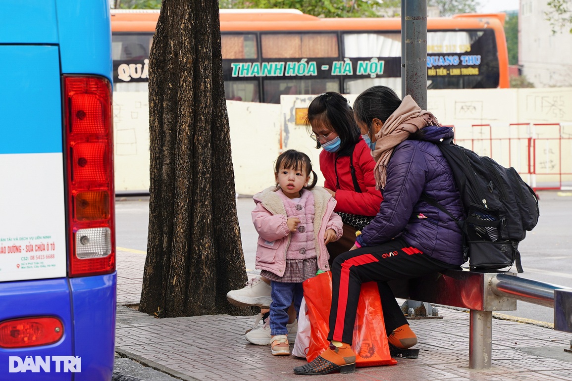 Người dân lỉnh kỉnh đồ đạc trở lại Thủ đô trong chiều mùng 4 Tết - 10 Người dân lỉnh kỉnh đồ đạc trở lại Thủ đô trong chiều mùng 4 Tết - 10