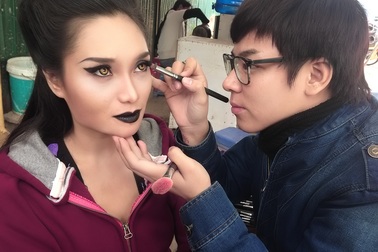 9x viết 6 cuốn sách về trang điểm, thu nhập trăm triệu đồng mỗi tháng