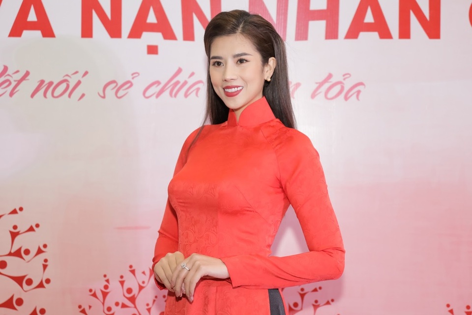 Cận Tết Hoa hậu Dương Yến Nhung diện áo dài đỏ, khoe vẻ đẹp thanh lịch - 7 Cận Tết Hoa hậu Dương Yến Nhung diện áo dài đỏ, khoe vẻ đẹp thanh lịch - 7