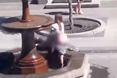 Cặp đôi hồn nhiên “mây mưa” bên vòi phun công cộng