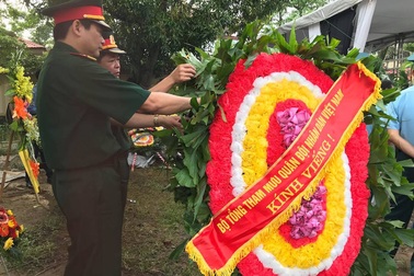 Dòng người xếp hàng chờ viếng hai phi công hy sinh trong vụ rơi máy bay