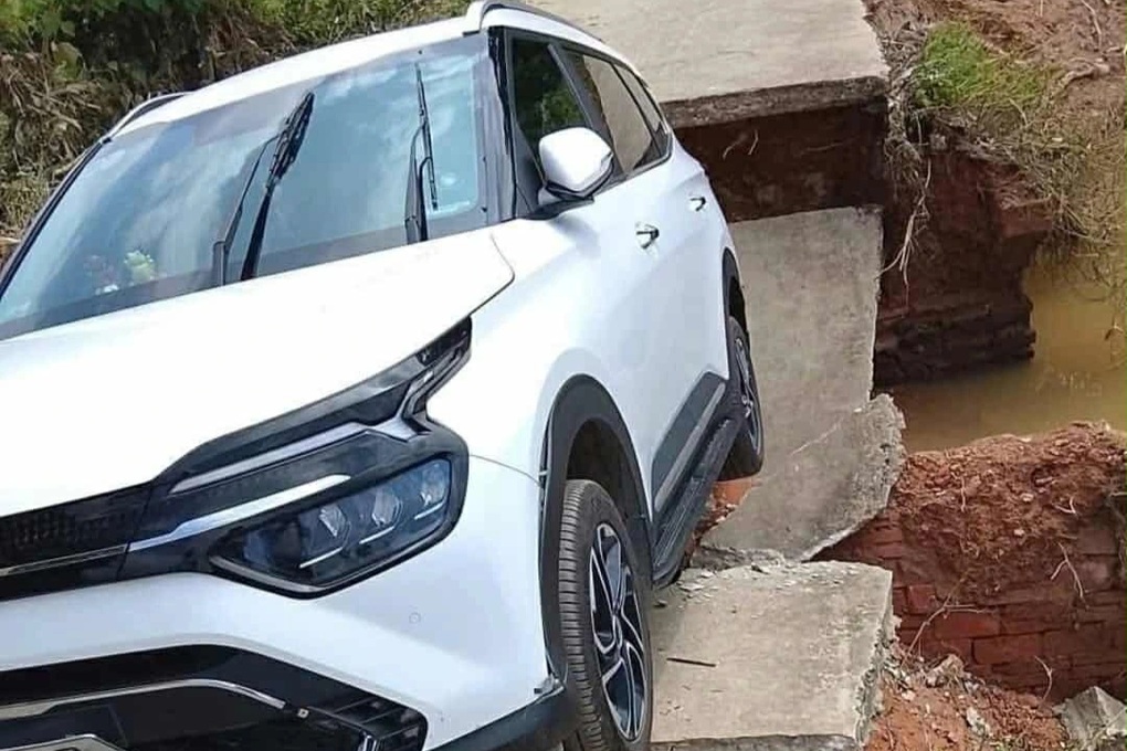 Đường bê tông ở Hà Nội vỡ toác, ô tô suýt rơi xuống mương - 1