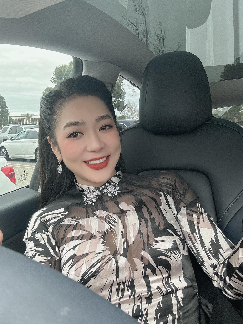 Hà Thanh Xuân sau khi cưới vua cá Koi: Tất bật đi diễn, giấu chuyện đổ vỡ - 11 Hà Thanh Xuân sau khi cưới vua cá Koi: Tất bật đi diễn, giấu chuyện đổ vỡ - 11
