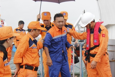 Cứu một thuyền viên Malaysia gặp nạn trên biển