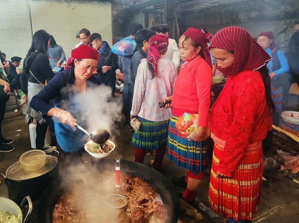Những phiên chợ màu sắc, khách mê mẩn loạt món ngon ở Hà Giang - 9 Những phiên chợ màu sắc, khách mê mẩn loạt món ngon ở Hà Giang - 9