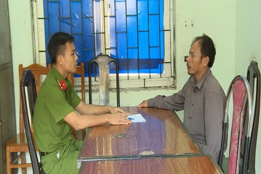 Cảnh sát giải cứu một cụ bà bị hàng xóm dùng dao khống chế