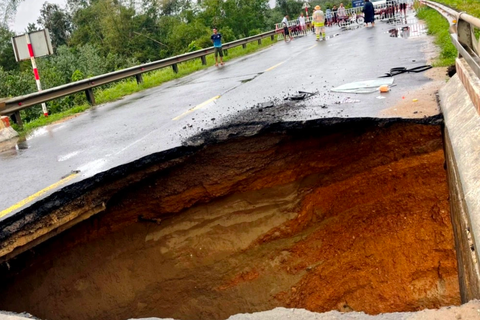 "Hố tử thần" ngoạm nửa mặt đường