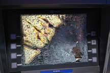 Nam thanh niên bất ngờ đập vỡ nát màn hình máy ATM