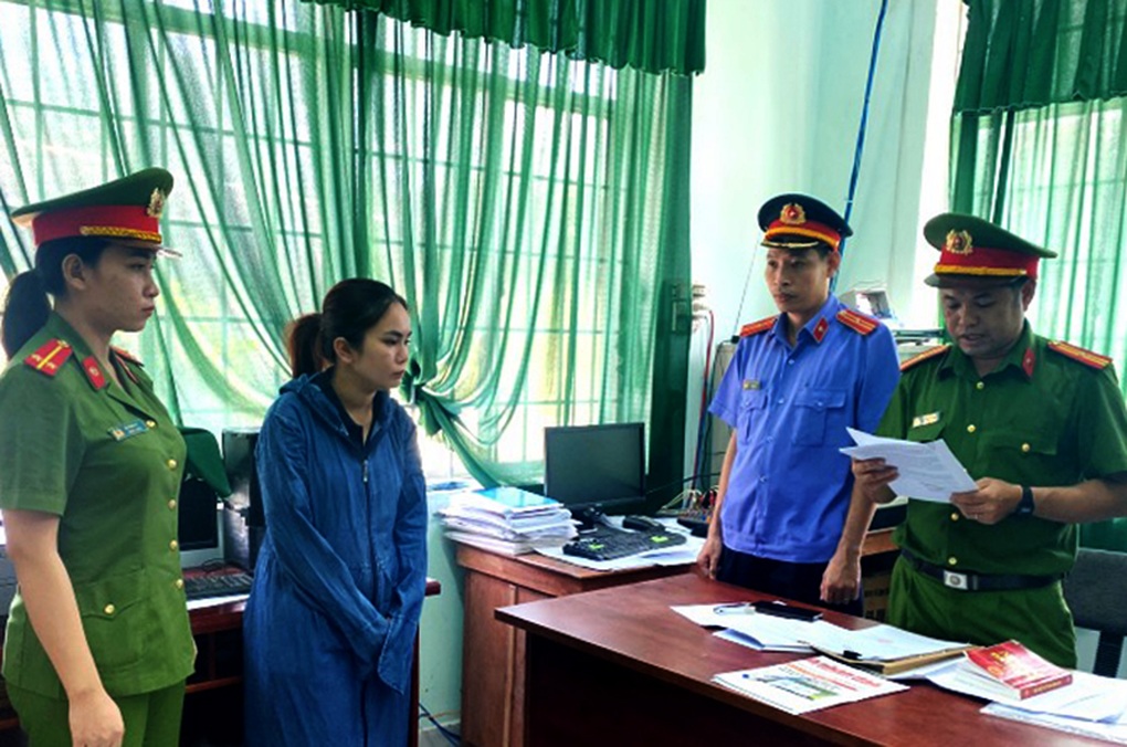 Bắt nữ Chủ tịch Hội Chữ thập đỏ bao đậu bằng lái ô tô, không cần học - 1 Bắt nữ Chủ tịch Hội Chữ thập đỏ bao đậu bằng lái ô tô, không cần học - 1
