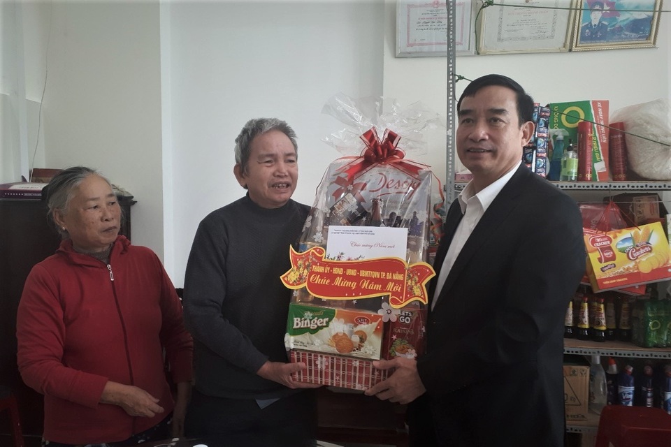 Chủ tịch Đà Nẵng chúc Tết các gia đình chính sách - 2 Chủ tịch Đà Nẵng chúc Tết các gia đình chính sách - 2