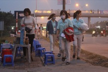 Công nhân "đau đầu" kiếm tiền tiêu Tết