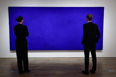 Bức tranh chỉ có duy nhất màu xanh được bán với giá 21 triệu USD