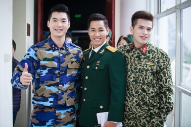 Nguyên Khang mặc áo lính, đọ vẻ điển trai với Trương Nam Thành