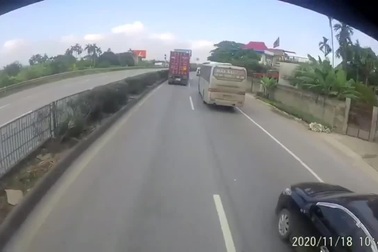Chuyển làn không quan sát, xe container gây tai nạn cho xe đi cùng chiều