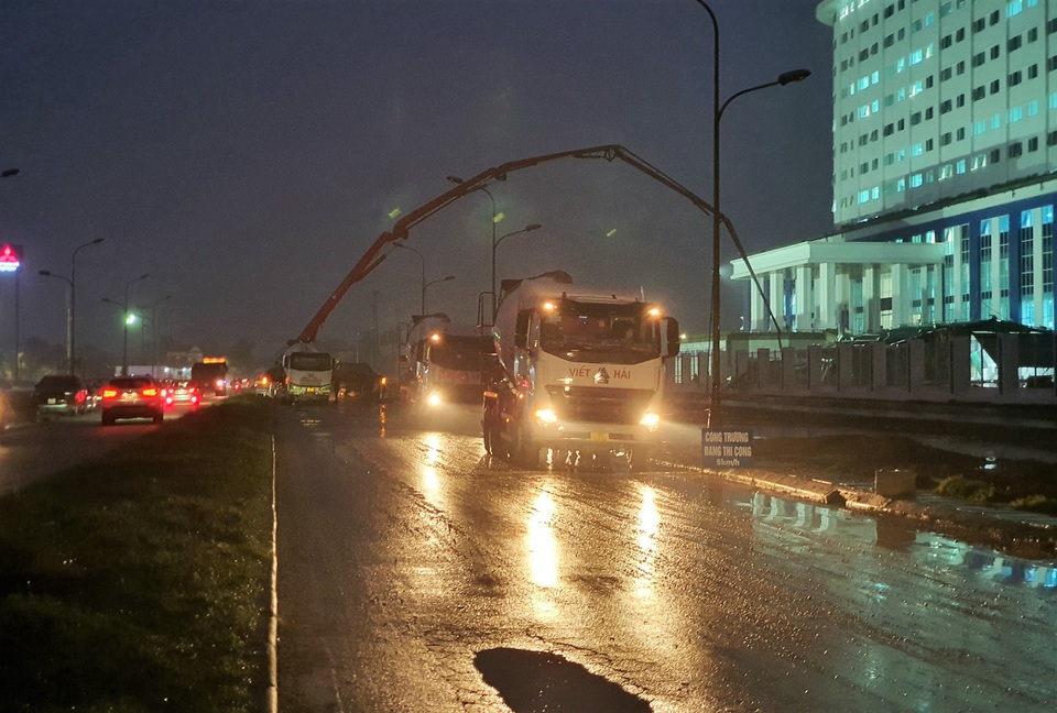 Doanh nghiệp ngang nhiên chiếm đường thi công khiến giao thông hỗn loạn - 1 Doanh nghiệp ngang nhiên chiếm đường thi công khiến giao thông hỗn loạn - 1