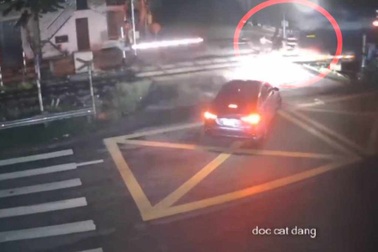 Dắt xe đạp qua đường sắt, người phụ nữ bị tàu hỏa tông tử vong