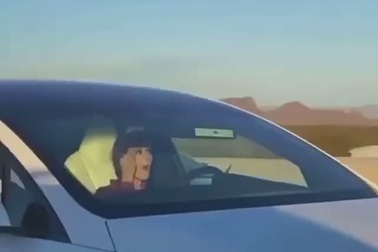 Một tác dụng của chế độ tự lái trên xe Tesla