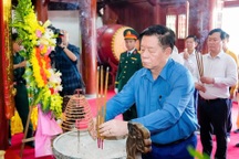 Ông Nguyễn Trọng Nghĩa dâng hương tưởng niệm Chủ tịch Hồ Chí Minh