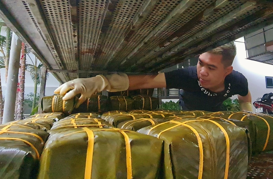 Ghi ở làng bánh chưng xanh Thành Vinh thâu đêm phục vụ Tết - 12 Lúc đó, những chiếc bánh này mới thực sự ngon và đẹp. Bánh chưng của gia đình bà Hường được nhiều người biết đến với độ ngon, thơm và khá cầu kỳ trong việc chế biến. Bánh của gia đình bà cũng đã được khách ở Sài Gòn, Hà Nội đặt làm quà, thậm chí còn được nhiều khách đặt đưa sang Lào, Thái Lan.