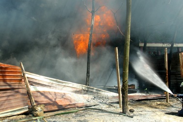 Kho phế liệu phát nổ, rung chuyển cả khu dân cư