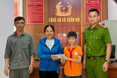 Nam sinh 11 tuổi trả lại cọc tiền hàng chục triệu đồng cho người đánh rơi