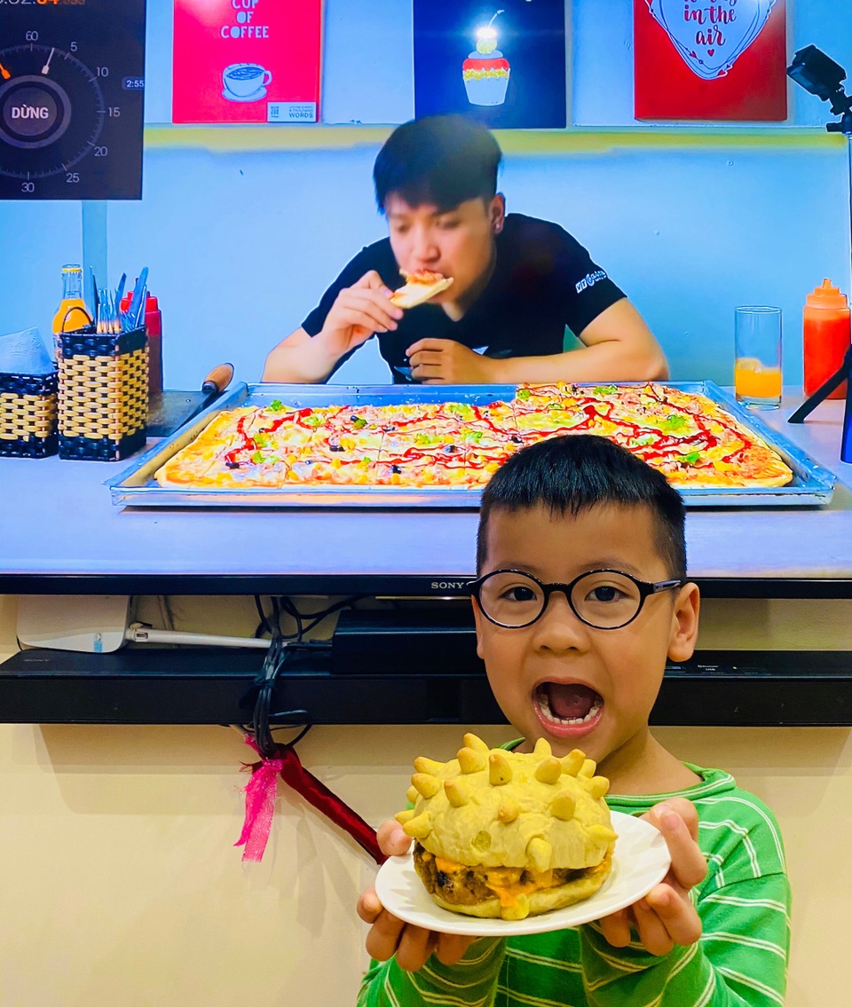 Bánh Hamburger mang hình virus corona cháy hàng - 3