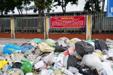 Rác tràn mặt đường, ngập vỉa hè, "khủng bố" người dân