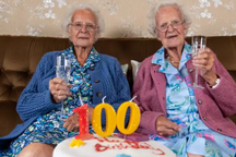Cặp chị em song sinh già nhất nước Anh ăn mừng sinh nhật 100 tuổi
