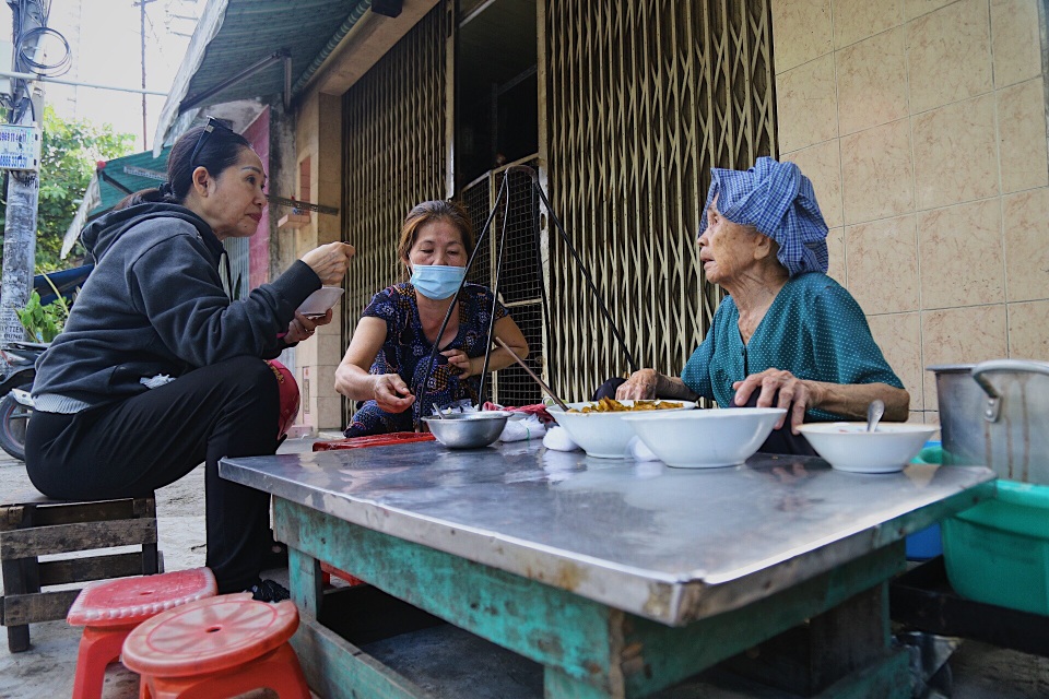 Cụ bà 84 tuổi dành nửa thế kỷ bán cháo đậu đỏ mưu sinh - 6 Cụ bà 84 tuổi dành nửa thế kỷ bán cháo đậu đỏ mưu sinh - 6
