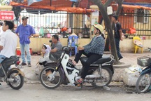 Nhọc nhằn nữ tài xế xe ôm