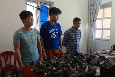 Bắt 3 đối tượng đi ô tô dọc quốc lộ để trộm hộp đen container