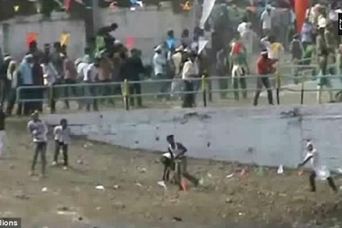 Hơn 400 người bị thương trong lễ hội ném đá kỳ lạ