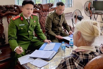 Cụ bà 78 tuổi ở Hà Nội thoát bẫy lừa đảo trong gang tấc