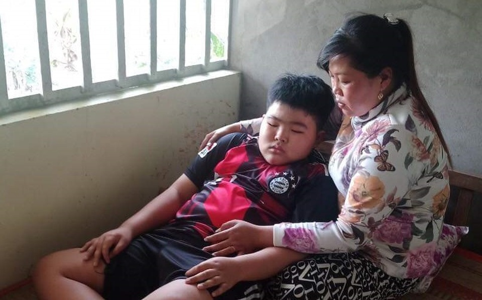 Hoàn cảnh vô cùng đáng thương của cậu bé mắc bệnh bạch cầu bị bố bỏ rơi - 1 Hoàn cảnh vô cùng đáng thương của cậu bé mắc bệnh bạch cầu bị bố bỏ rơi - 1