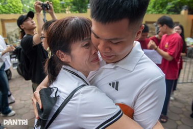 Thi tốt nghiệp THPT 2025: Phụ huynh oà khóc ôm con trước cổng trường