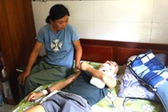 Chồng mất vì ung thư, người mẹ xin cứu con trai bị tai nạn nằm liệt giường