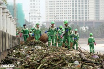 Hàng chục tấn rác dạt vào bãi biển Nha Trang