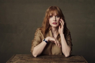 Jessica Chastain trong hậu trường một buổi chụp hình
