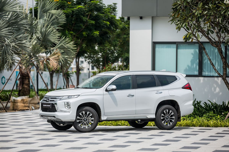 Loạt ô tô trong phân khúc SUV cỡ D tại Việt Nam, giá trên dưới 1 tỷ đồng - 11 Loạt ô tô trong phân khúc SUV cỡ D tại Việt Nam, giá trên dưới 1 tỷ đồng - 11