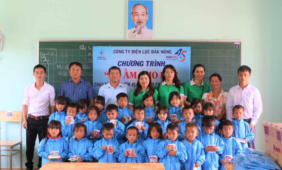 Mang điện về với học sinh và giáo viên tại điểm trường Dân trí - 4 Mang điện về với học sinh và giáo viên tại điểm trường Dân trí - 4