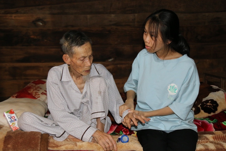 Hoàn cảnh éo le của cụ ông nuôi ba cháu mồ côi trong căn nhà xiêu vẹo - 2 Hoàn cảnh éo le của cụ ông nuôi ba cháu mồ côi trong căn nhà xiêu vẹo - 2